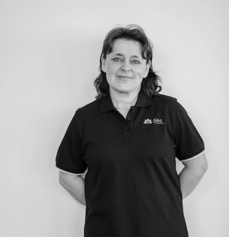 Schwarz weißes Portraitbild von der Abteilungsleiterin Einkauf Andrea Aurin.