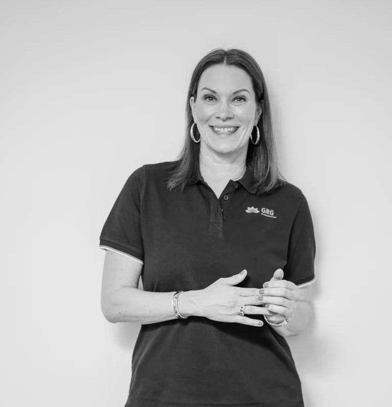 Schwarz weißes Portraitbild von der Expertin Nachhaltigkeit und Innovation Nadine Chodinski.