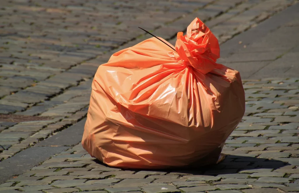 Nachhaltige Abfallsäcke aus recyceltem Material für umweltbewusste Gebäudereinigung in Berlin