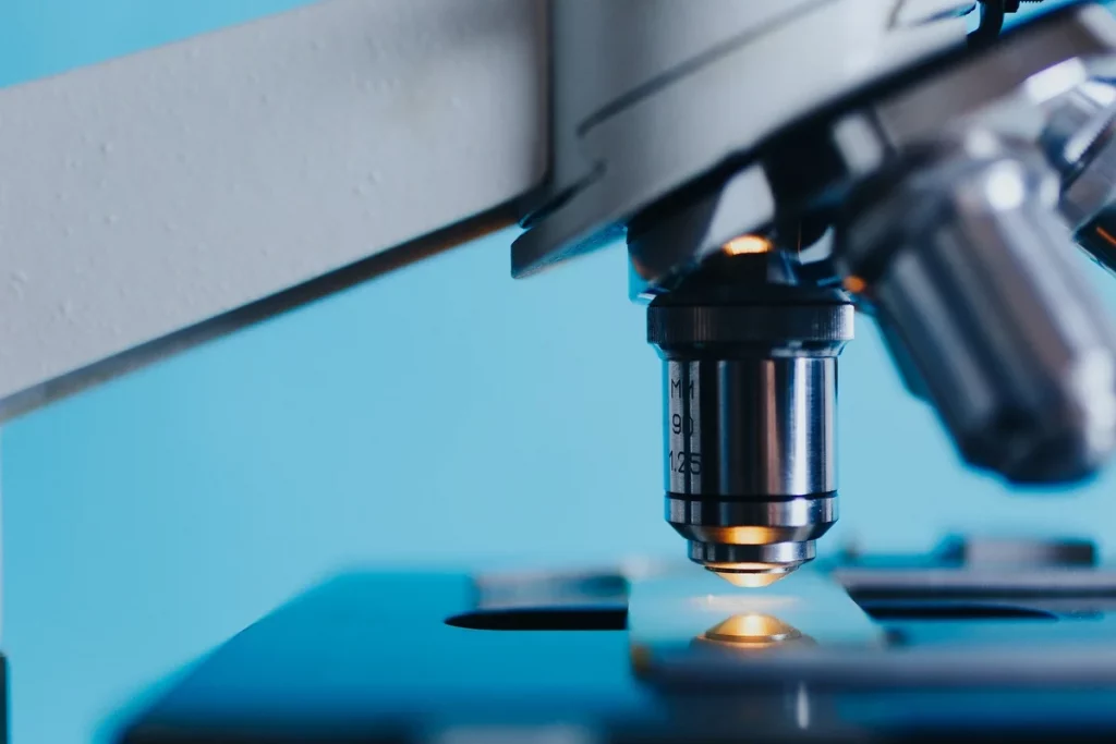 Mikroskop im RKI Labor, wissenschaftliche Forschung zur Gebäudereinigung und Hygiene in Berlin