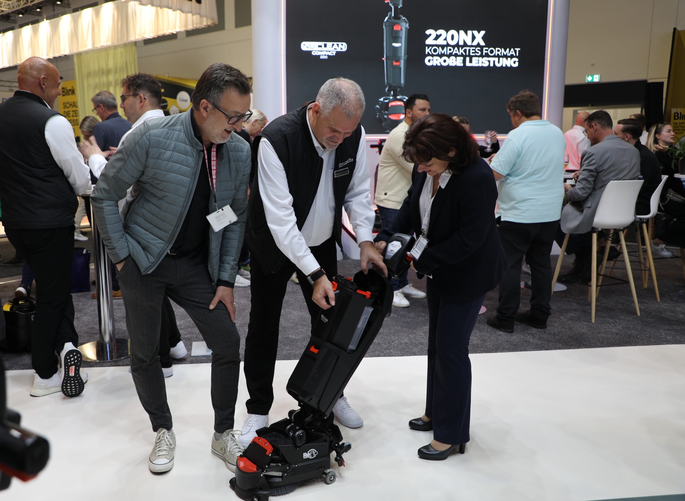 GRG und Numatic Mitarbeitende testen neue Reinigungsmaschine