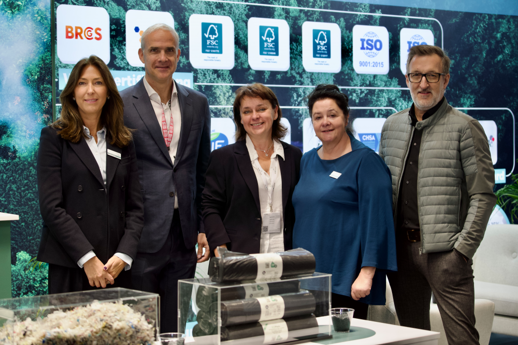 Auf dem Bild ist Geschäftsführer der GRG Heiko Schwarz mit Geschäftsbereichsleiter Innovation, Nachhaltigkeit und Transformation Oliver Kruppa und Abteilungsleiterin Einkauf Andrea Aurin zu sehen, gemeinsam mit der Geschäftsleitung von Plasta/Cedo zu sehen