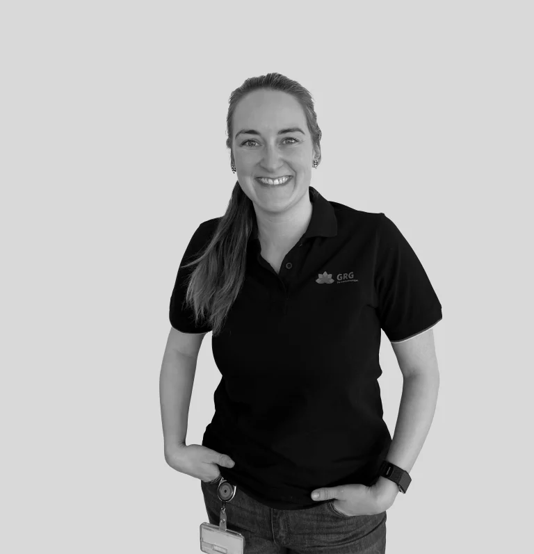 Schwarz-weißes Portraitbild von Expertin Personal Sina Sol. Eine junge Frau in GRG Poloshirt.