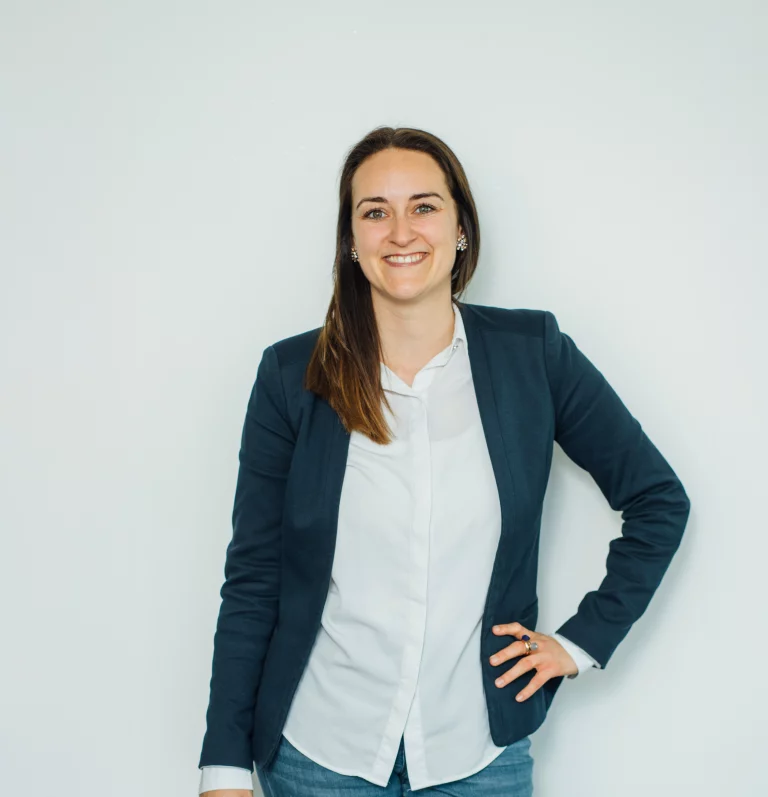 Portraitbild von Expertin Personal Sina Sol. Eine junge Frau in einem casual Look mit einem Blazer und einer Bluse.
