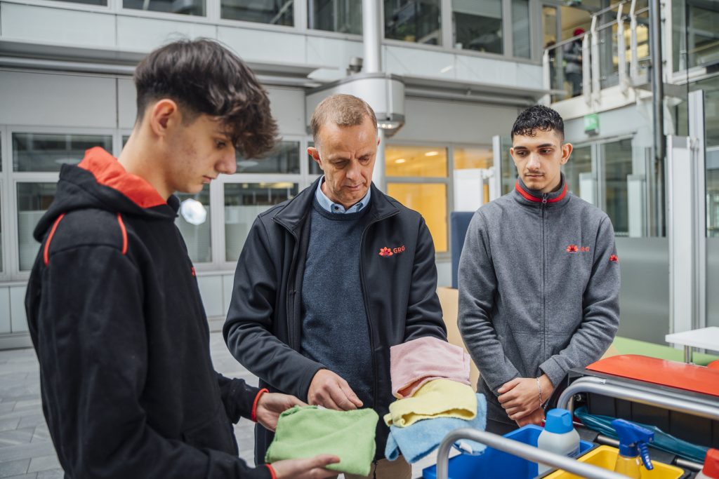 Mitarbeitende begutachten Mikrofasertücher