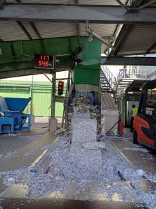 Altpapier wird mit Förderbändern in die Anlage gebracht.