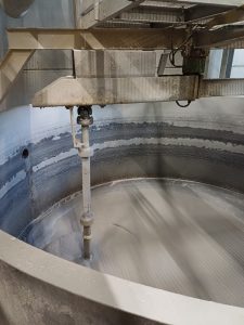 Altpapier ist verflüssigt und wird im aufgeheizten Kessel gereinigt.