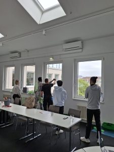 Mehrere Teilnehmende reinigen die Fenster.