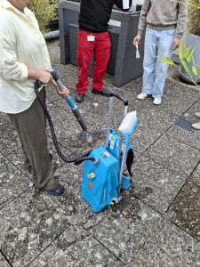 Eine Maschine im Einsatz - Kaugummi entfernen leicht gemacht.
