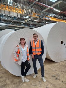 Mitarbeitende der GRG stehen vor großen Rollen des fertigen Rohprodukts.
